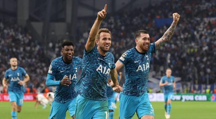 Napoli dönemin birinci mağlubiyetini aldı, Tottenham son saniyelerde liderliğe uzandı!