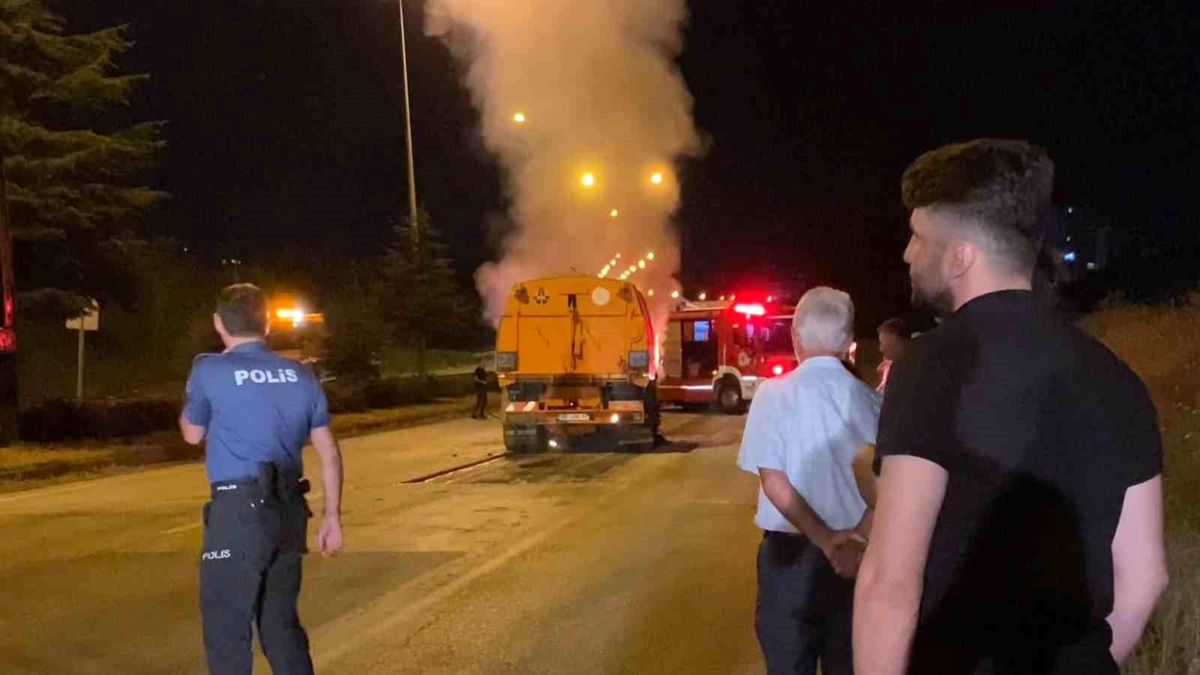 Samsun’da Yol Süpürme Aracı Yanarak Kullanılamaz Hale Geldi