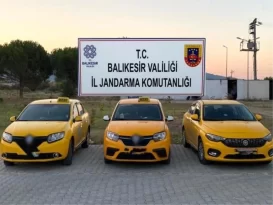 Ayvalık’ta Taksici Kılığında Göçmen Kaçakçılığı Yapan 3 Kişi Yakalandı