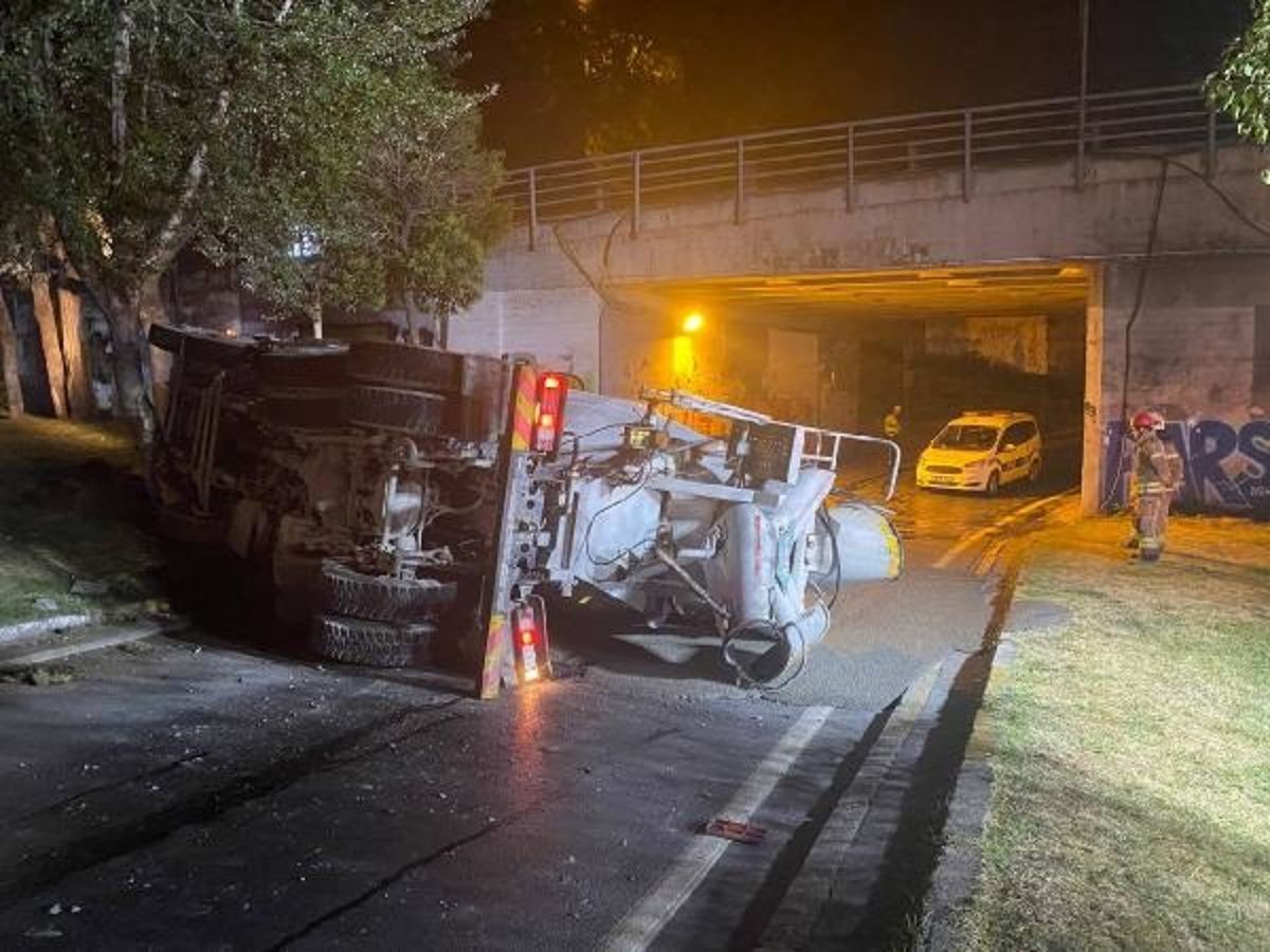 Beton mikseri Beyoğlu’nda devrildi