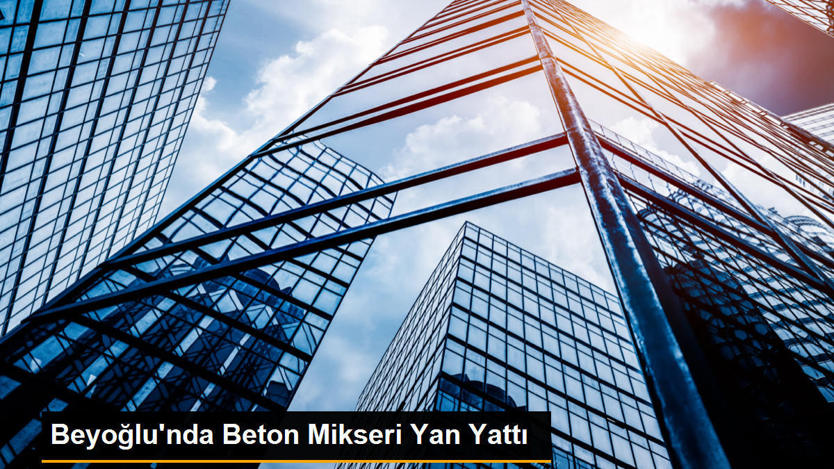 Beyoğlu’nda Beton Mikseri Yan Yattı