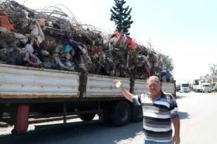 Deprem Bölgesindeki Enkazlardan Çıkarılan Demirler Yeniden Ekonomiye Kazandırılıyor