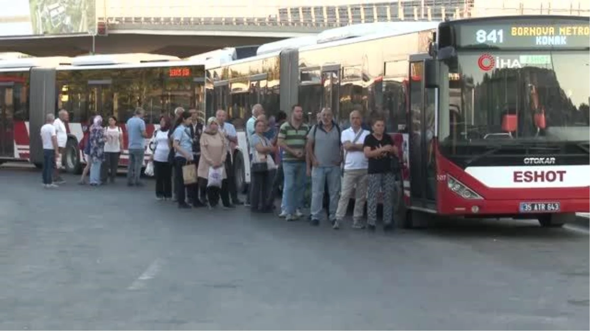 İzmir’deki grevde 2. gün: Duraklar doldu taştı, trafik felç oldu