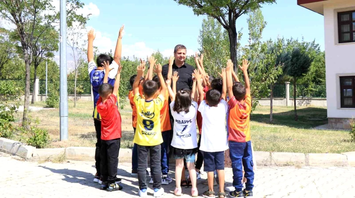 Erzincan Aile ve Sosyal Hizmetler İl Müdürü Çocuklara Forma Hediye Etti