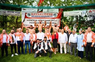 Muğla’da düzenlenen Menteşe Beşpınar Yağlı Güreşleri’nde Yusuf Can Zeybek başpehlivan oldu